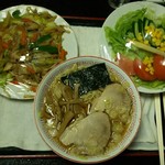 一富士 - ラーメン、野菜炒め、生野菜サラダ