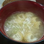 日の出食堂 - 今日の味噌汁は油揚げ&豆腐&ねぎ(美味)