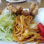 ハンター - ランチ背面後方に控えるスパゲティー