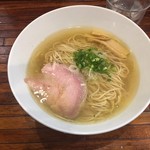 町田汁場 しおらーめん進化 町田駅前店 - しおラーメン　７００円。