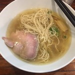 町田汁場 しおらーめん進化 町田駅前店 - ストレートの細麺。