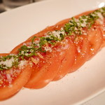 鳥みつ - トマトと青じそとオニオンピクルスのサラダ780円