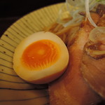 自己流ラーメン綿麺 - 半熟煮玉子(半個)は控えめの味付けで意外と脇役。