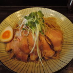 価格の高さは、チャーシューの多さに起因。デフォでチャーシュー増し状態。