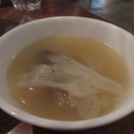 Fujin Tree Taiwanese Cuisine & Champagne - スープはキャベツの鶏肉のスープ、大きな容器に入ってたんでスープは３杯くらいいただいてもまだ残ってました。