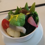 MiYa-Vieのシンボルマークから、葉野菜、実野菜、根野菜を海の香りでつつみ.