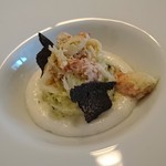 酢橘の香りを纏った白菜、カリフラワーのムース、毛蟹、フランス産黒トリュフ.