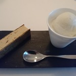 Restaurant MiYa－Vie - ココナッツのクリームと洋梨、フレッシュな洋梨のシャーベット　黒ゴマのサブレで挟んだ焼き芋のクリーム.