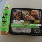 大朝商店 - オリジナル弁当 550円とペットのお茶 160円　(2017.2)