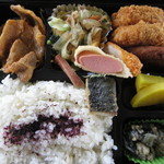 大朝商店 - おかずは盛り沢山