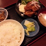 ハマユウ - チキン南蛮。漬物・小鉢・味噌汁付きで880円也。