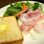 上島珈琲店 - Aセット 厚切りベーコンエッグ・トースト・サラダのプレート