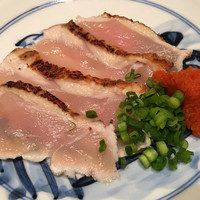 名古屋コーチン 鳥しげ - 鳥しげ・胸肉のたたき
                軽く炙られた皮の下に旨みたっぷりの脂