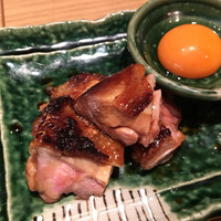 名古屋コーチン 鳥しげ - 鳥しげ・もも肉の炭火焼きに黄卵
