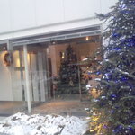 ショコラティエ マサール - 日中の外観。店名のプレートが控え目です。　　54