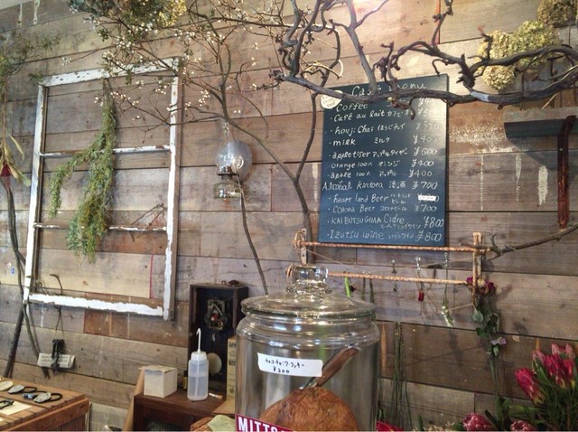 ドライフラワーに囲まれて ஐ By 4 その灯ぐらし 猫洞店 そのひぐらし 本山 カフェ 喫茶 その他 食べログ