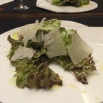 焼肉ホルモンせいご - トリュフチーズをかけたシーザーサラダ