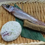 磯丸水産 - お通しは、ニギスの一夜干し、イカの磯部揚げ、イワシ棒