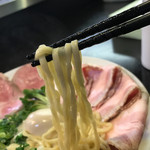 卵黄を使用したタレと、パスタに使われるデュラム小麦から作る黄金色の自家製麺が旨い