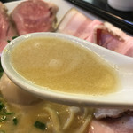 魚介ベースのクリーミーな白湯スープ