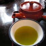 星野温泉 池の山荘 - 急須・茶葉・お湯が用意されていて、セルフで好きなだけ頂けます。星野村はお茶どころなので、飲食店のお茶とは思えない美味しさでした。接客も丁寧で感じ良かったです。