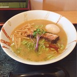 らーめん仙代 - 鶏白湯しょうが醤油 800円 +煮たまご グリーン麺 店主さんの拘りが溢れる至福の一杯でした！