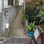 ヴィア ラッティア - この隙間を奥へと進みます