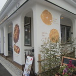 ブーランジェリー メゾン ユキ - 店舗周りにテラス席も