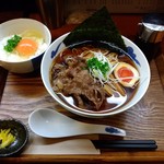 麺屋 猪一 - 和牛そば(黒)と、卵かけご飯(左)