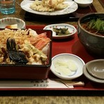 永坂更科 布屋太兵衛 - 海老天重　1988円。ご飯は控えめです。かけそば、小鉢のやっこと高菜の漬物が付いています。