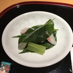 花小路 さわ田 - 桜の葉の下に鯛の握り、蕗