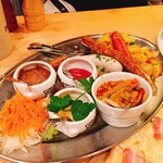 Paulaner am Dom - ソーセージにはコンディメンツがナミナーミ