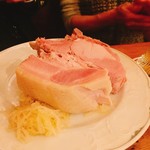 Zum Gemalten Haus - Rippchen ポークチョップの塩茹で。こういうどって事ないモノをとると、ドイツの豚肉はホントに地味溢れているなと思う。