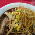 味の龍王 - 麺がスープを吸って色が変わってるー