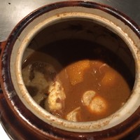 紅花別館 - 海老のココットカレー
                お馴染みの壷に入って面前の鉄板の上に提供されます