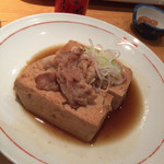 遊食豚彩 いちにいさん - カウンターでひときわ気になる肉豆腐は見た目よりも上品な薄味