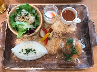 ケヤキカフェ - 金華スモークサーモンとアボカド…1600円(税別)