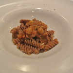 リストランテ カノフィーロ - エンマー小麦のフジッリ　千歳産イノブタ小腸とひよこ豆バイアータソース