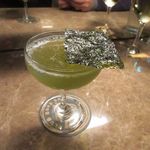 貓下去敦北俱樂部&俱樂部男孩沙龍 - 此方のお店はカクテルもお洒落なカクテルがありました、胡瓜と煎茶と柚子酒を使ったキィウイみたいな味のカクテル、私的にはほぼジュースでした。
            
            海苔を食べながら少しづつ飲む様に言われました。