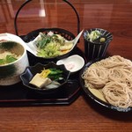 手打ちそば 縁庭 - 季節限定。「春御膳」桜の花の粉末をそばに練り込み、ほんのりピンク色のそばが美しい。