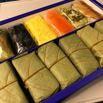 Kakinohasushi Tanaka - 五条楽 1,296円。同店の看板の鯖の押し寿司に加え、創作性の高い押寿司が入った一品です。