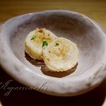 居酒屋 ニクヤウサギ - お通しの山芋のから揚げ。いきなり美味しい～