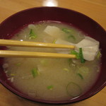 ペンションうーにー - 地元の豆腐が入った味噌汁