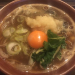 亀戸・養生料理　高の - かけ蕎麦¥390。蕎麦は手打ち、コシあり、太麺で好みのタイプ。
      ″かけ″なのに、卵、大根オロシ、椎茸、菜っ葉と具沢山。「あれっ？なんで卵を載せてんだっけ？」ご主人の遊び心、留まるところを知らない。