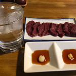 やきとり六助 - 芋水割り、熊本県産馬刺赤身