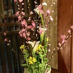 Wazen Kitahama - 春を感じさせる花で優しく出迎えてくれる玄関