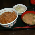 Nakau - 特盛り和風牛丼（ご飯は普通盛、サラダ、とん汁