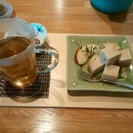 蓮庵 - ジャスミン系（中国語）茶・ココナツミルクケーキセット800円税込