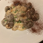 地中海食堂Oliva - カカオのニョッキ パンチェッタとマッシュルームのバタークリームソース