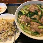 中国食酒館 龍福園 - 牛バラ刀削麺 半チャーハン 850円。